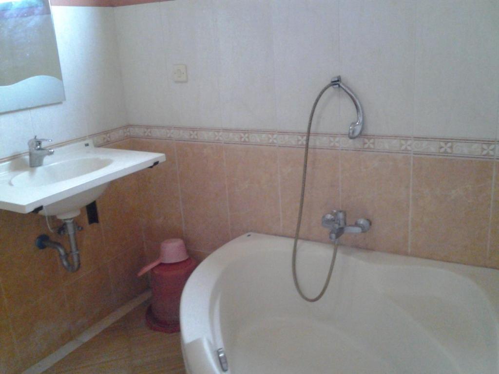Villa And Resto Basanova Batu (East Java) Phòng bức ảnh
